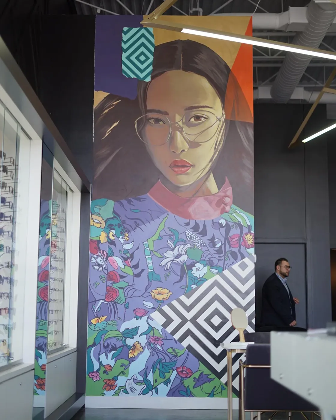 Grande murale intérieure d'AnkhOne représentant un visage de femme.